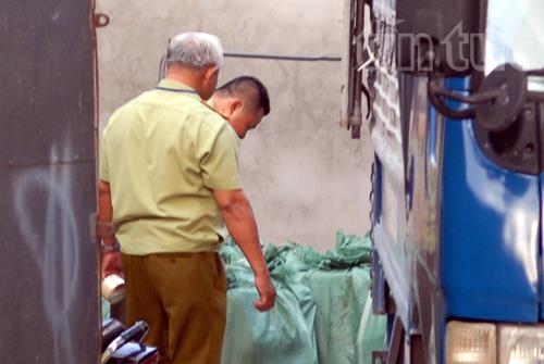 Thu giữ hơn 7.000 cặp sách, giày, dép nghi hàng giả ảnh 1